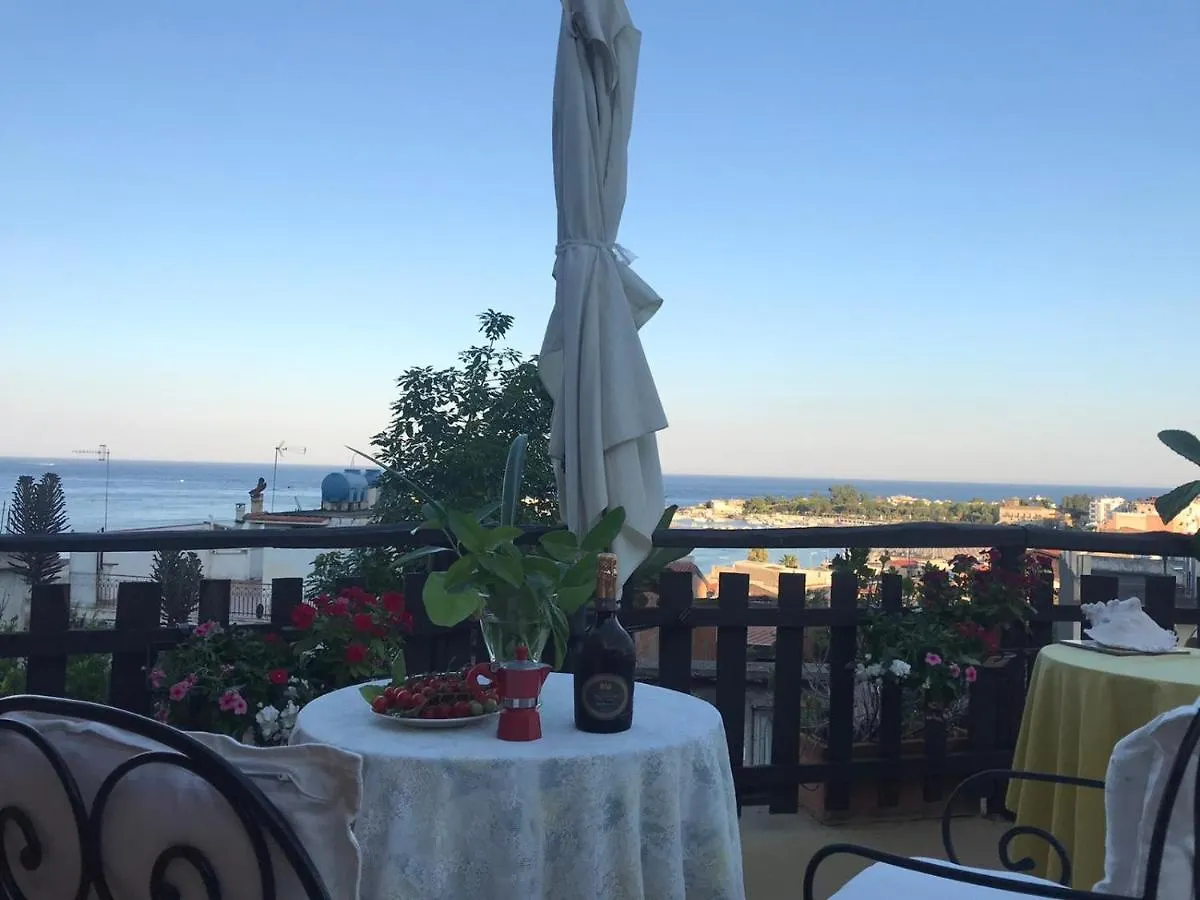 Dolce Vita Mia Giardini Villa Italy
